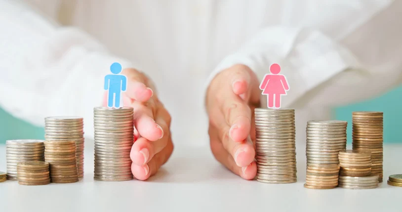 hands dividing coins into separate stacks between man and woman cutouts